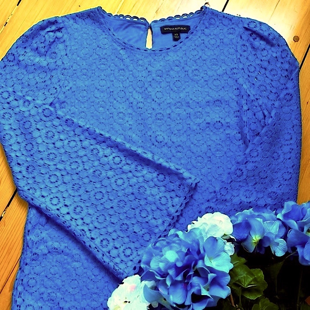 Banana Republic lace, lined, round neck, bell sleeve top, like new.